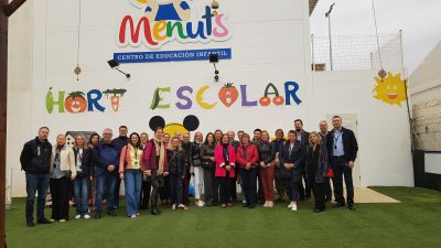 Uczestnicy wizyty pozujący do zdjęcia