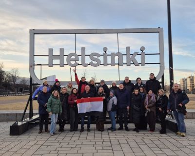 Uczestnicy wizyty pozujący do zdjęcia