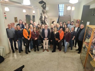 Uczestnicy wizyty pozujący do zdjęcia