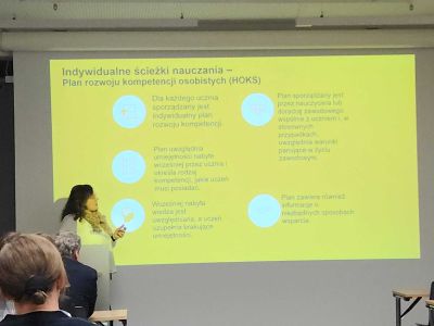 Reprezentant instytucji przedstawiający prezentacje