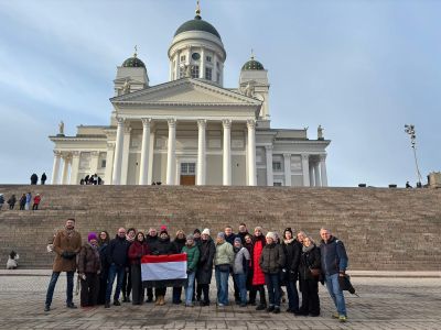 Uczestnicy wizyty pozujący do zdjęcia