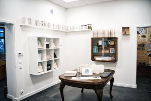 Wnętrza wystawowe z eksponatami: książkami, plakatami.