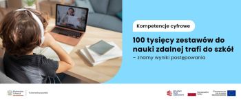 Chłopiec w słuchawkach przed laptopem podczas lekcji zdalnej.