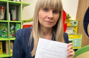 Kobieta pokazuje dokument.