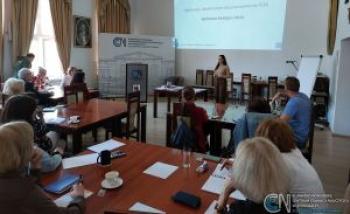 Szkolenie w sali z dużym ekranem.