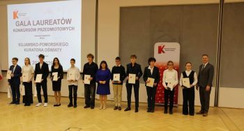 Laureaci z dyplomami i organizatorzy gali.