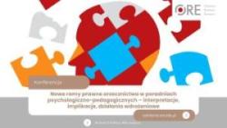 Puzzle w kształcie głowy oraz logo ORE na banerze konferencyjnym.
