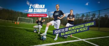 Dwie dziewczyny i chłopak na boisku piłkarskim - baner turnieju "Z Orlika na stadion".