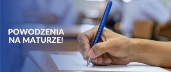 Zbliżenie na dłoń z długopisem nad kartką z testem.