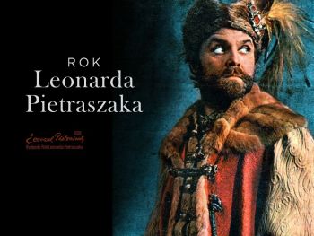 Plakat Rok Leonarda Pietraszaka - aktor z brodą w nakryciu głowy i stroju szlacheckim.