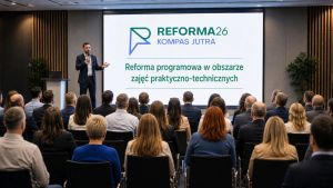 Prelegent z mikrofonem i uczestnicy konferencji.