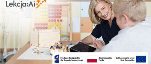 Kobieta i chłopiec w klasie szkolnej.