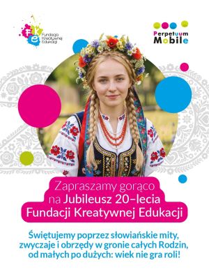 Młoda kobieta z jasnymi warkoczami, wiankiem na głowie, w stroju regionalnym oraz zaproszeniem do udziału w wydarzeniu.