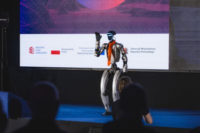 Zwiedzający oglądający roboty na wystawie