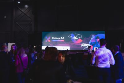 Autonomiczny robot pozujący do zdjęcia