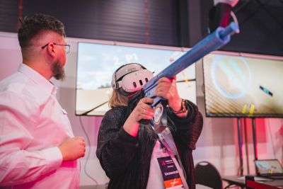Autonomiczny robot pozujący do zdjęcia