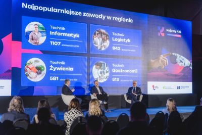 Ludzie chodzący po wystawach