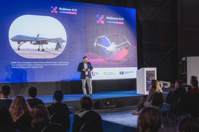 Prelegenci dyskutujący na panelu konferencyjnym
