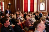 zaproszeni na konferencję słuchający prelegenta