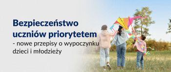 Troje dzieci z kolorowym latawcem na łące - baner nowego rozporządzenia o bezpieczeństwie.