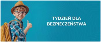 Chłopiec w kapeluszu, z plecakiem, unosi kciuk w górę.