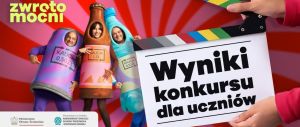 Troje aktorów w przebraniach kolorowych butelek i puszki oznaczonych naklejkami „KAUCJA”.