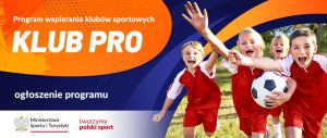 Dzieci w strojach sportowych biegną z piłką.