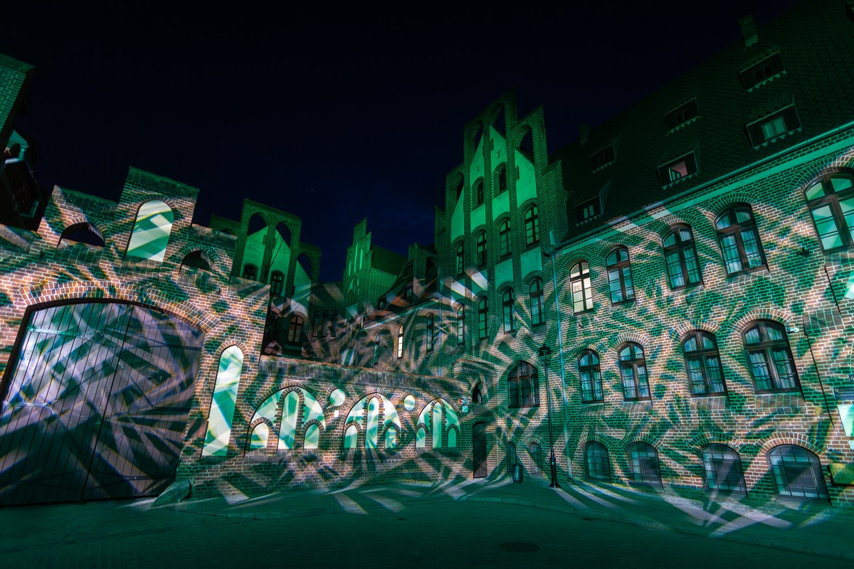 Instalacje świetlne na budynkach.