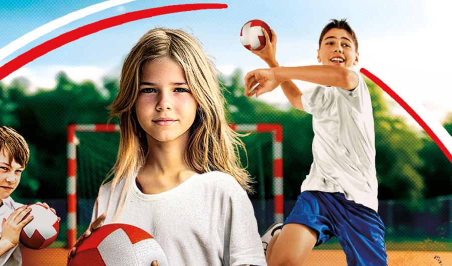 Dzieci na boisku do piłki ręcznej.