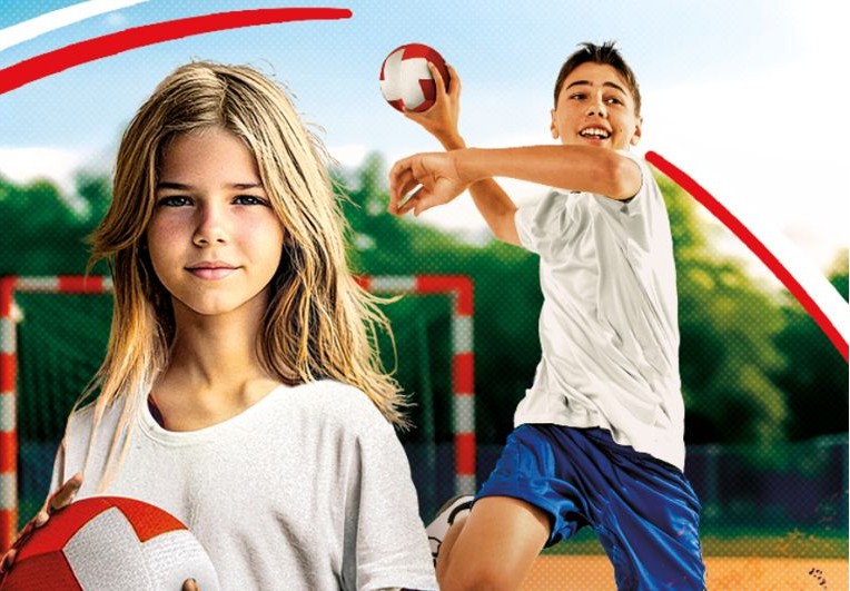 Dziewczyna i chłopak w strojach sportowych z piłkami do ręcznej.