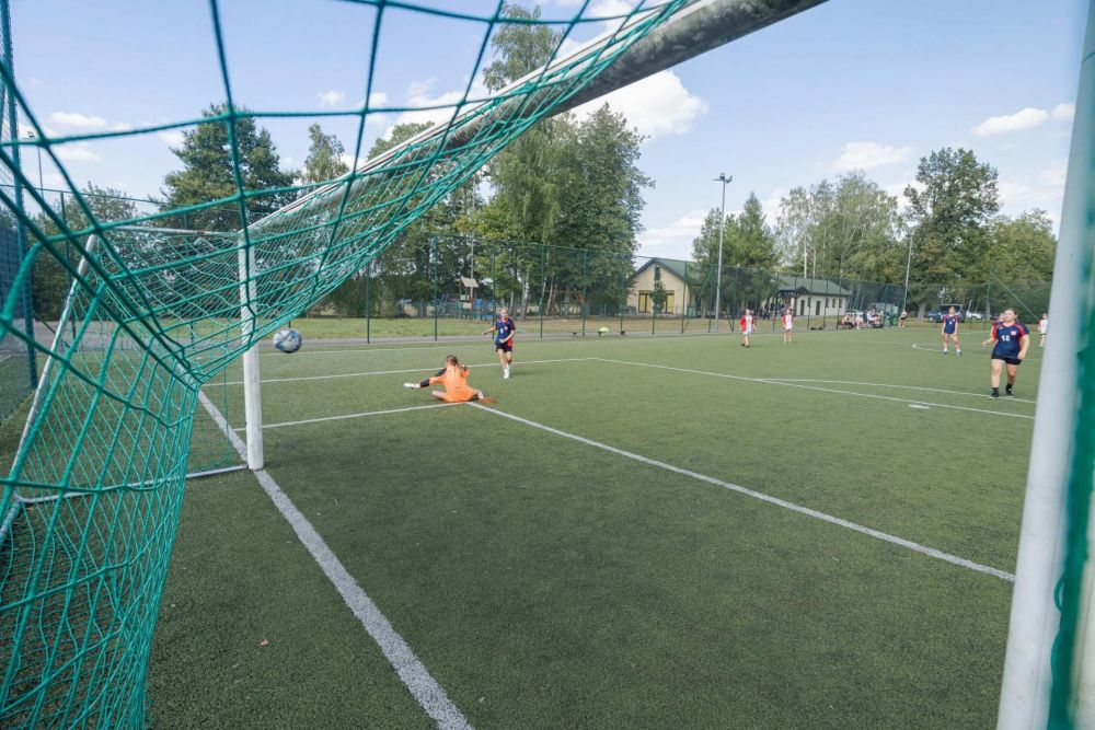 Młodzież na boisku do piłki nożnej.