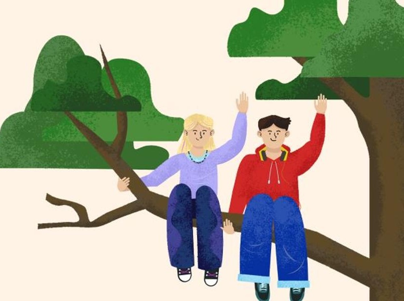 Dwie osoby siedzą na konarze dużego drzewa.