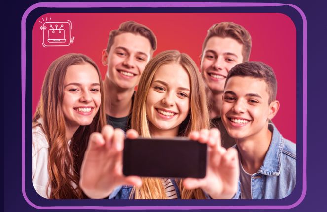 Dziewczyna robi selfie z czwórką rówieśników.