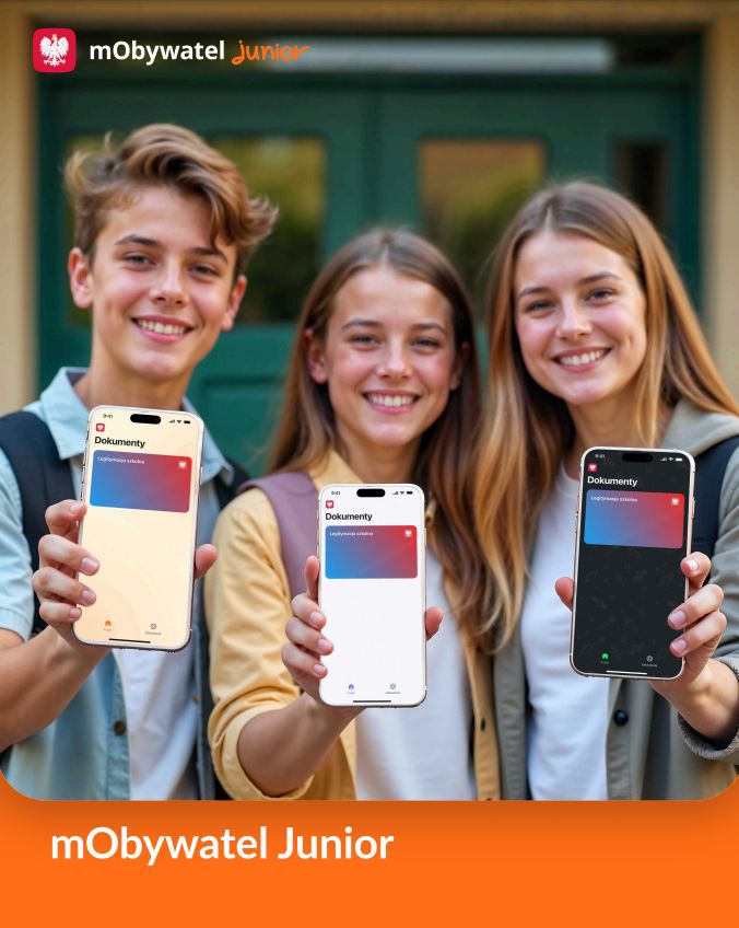Troje nastolatków pokazuje aplikację mObywatel na swoich smartfonach.