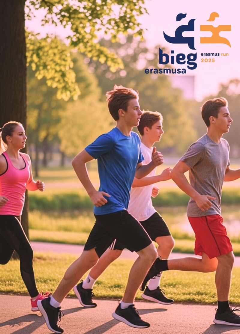 Czworo młodych biegaczy w parku oraz logo Bieg Erasmusa 2025.