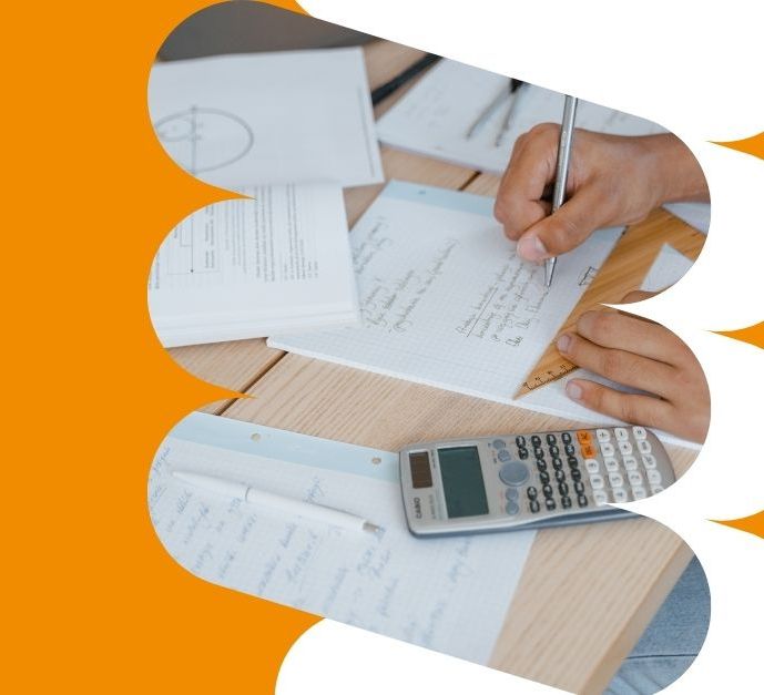 Zbliżenie na dłonie z długopisem, liczne notatki i kalkulator.