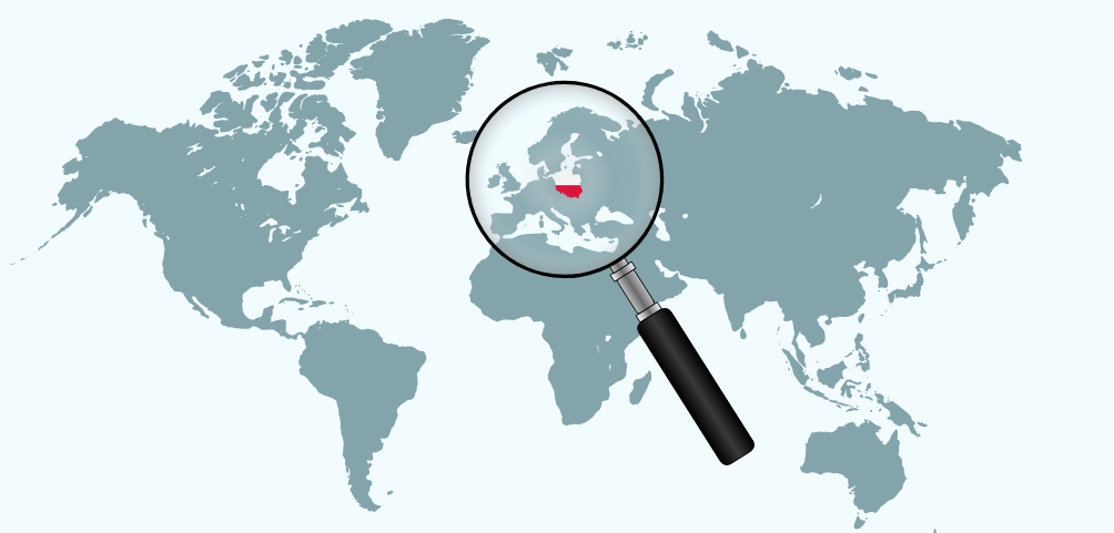 Lupa nad mapą świata skierowana na Polskę.