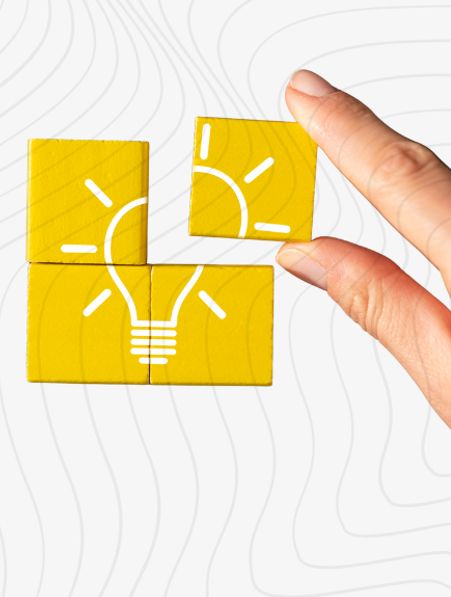 Puzzle z żarówką symbolizującą innowacyjne myślenie.