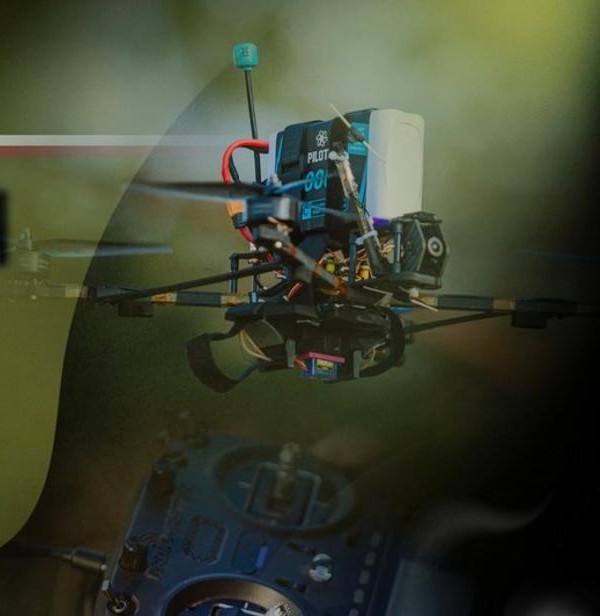 Dron i kontroler lotu.