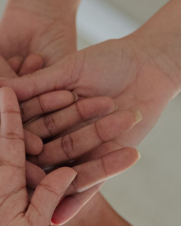 Wiele dłoni, jedna na drugiej.