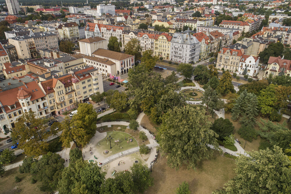 Fragment parku i zabudowa miejska z lotu ptaka.