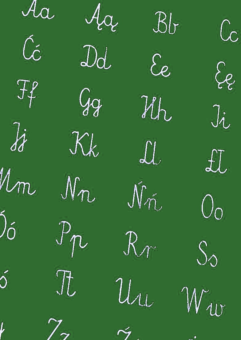 Polski alfabet na zielonej tablicy.