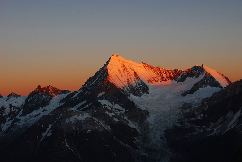 Szczyt górski podczas wschodu słońca.