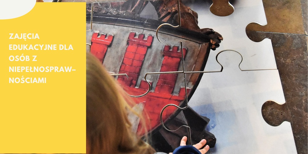 Dziecko układa duże puzzle z obrazem herbu miasta, na żółtym tle napis zajęcia edukacyjne dla osób z niepełnosprawnościami.