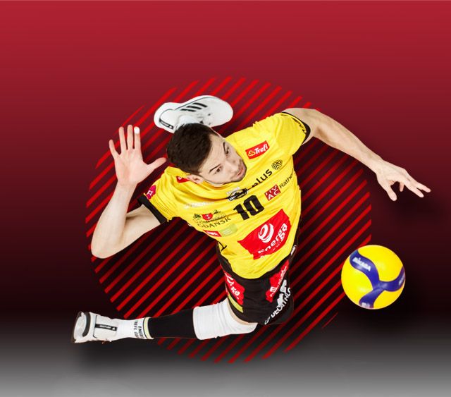 Siatkarz w dynamicznej pozie uderza w piłkę.