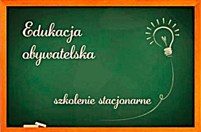 Zielona tablica z napisem Edukacja obywatelska – szkolenie stacjonarne oraz rysunkiem żarówki po prawej stronie