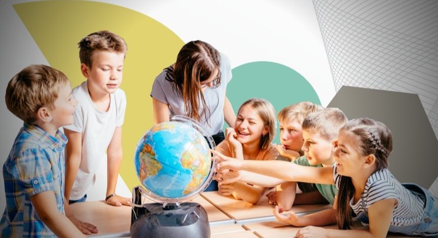 Uczniowie i uczennice zgromadzeni wokół globusa.
