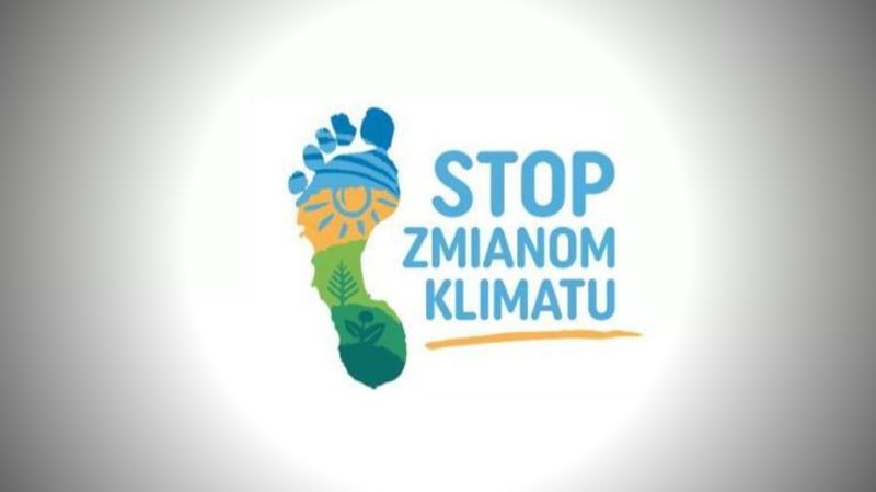 Odcisk stopy z motywami przyrodniczymi i napis: Stop zmianom klimatu.