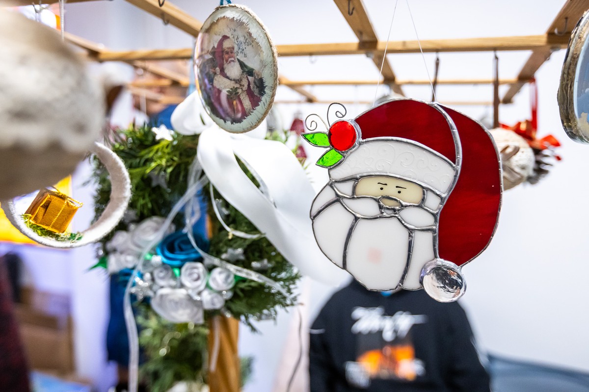 Ozdoby choinkowe wiszące na wystawie, na pierwszym planie św. Mikołaj.