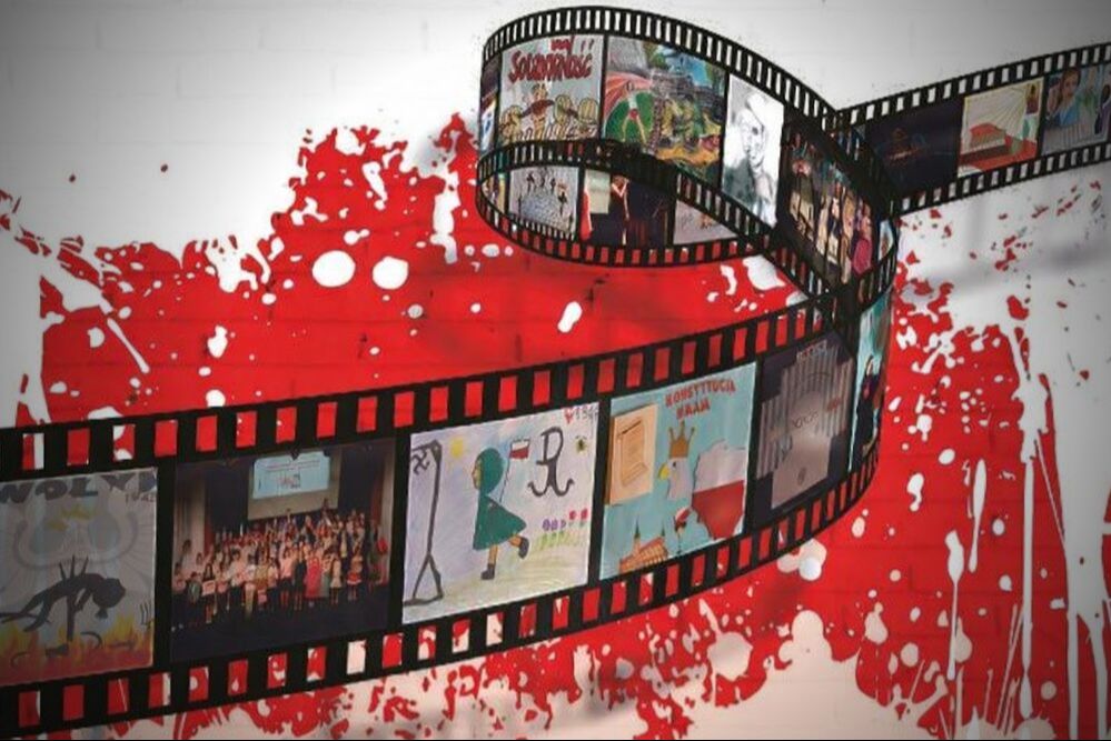 Wijąca się taśma filmowa na tle polskich barw narodowych.